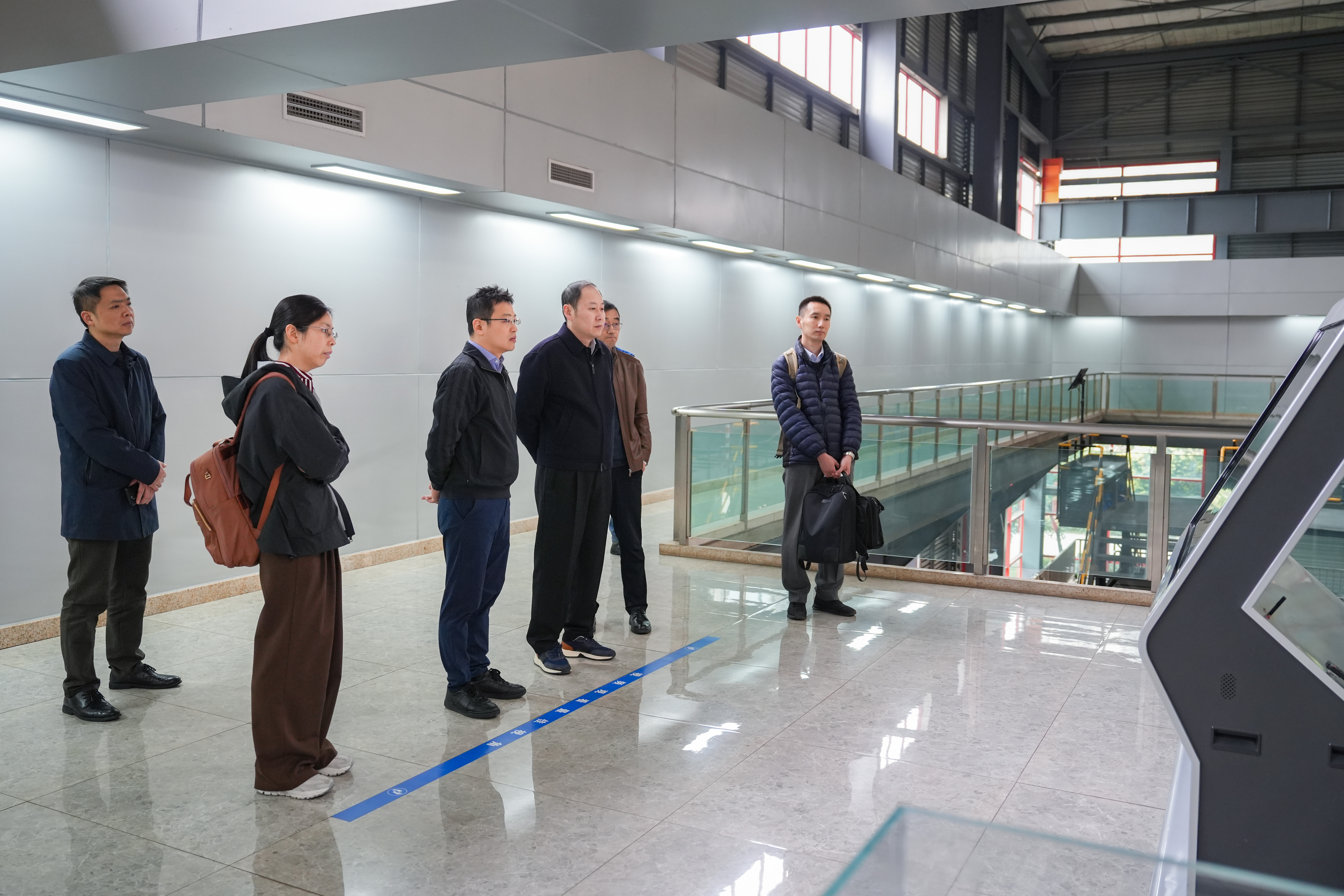 中信環(huán)境黨委委員、副總經(jīng)理王松一行到三峰環(huán)境集團(tuán)考察交流